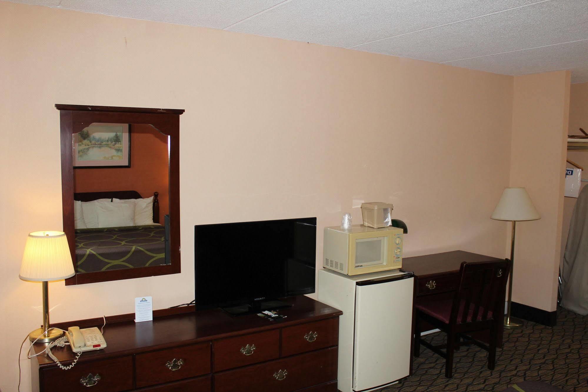 Days Inn By Wyndham Lenox Ma Eksteriør billede