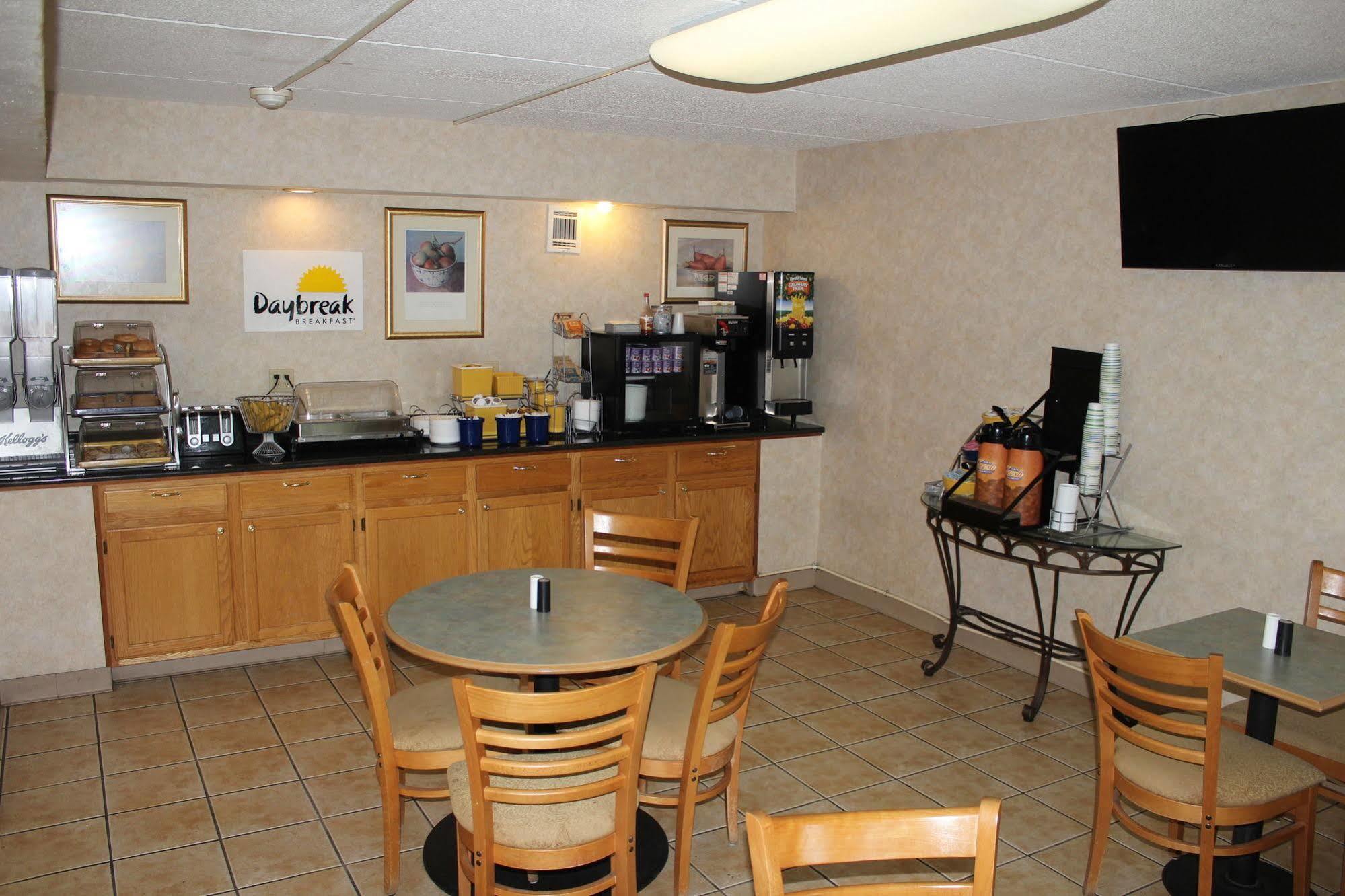 Days Inn By Wyndham Lenox Ma Eksteriør billede