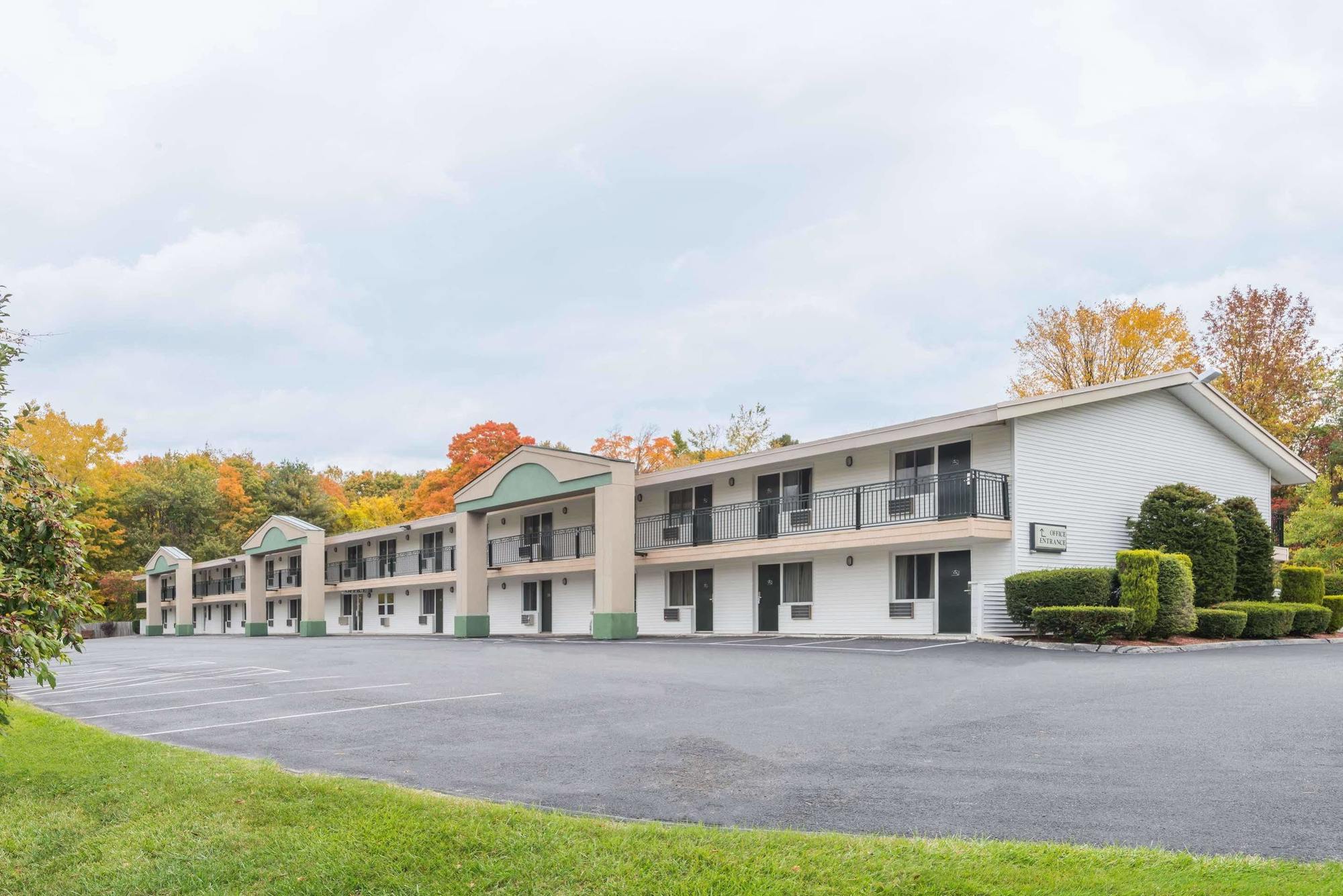 Days Inn By Wyndham Lenox Ma Eksteriør billede